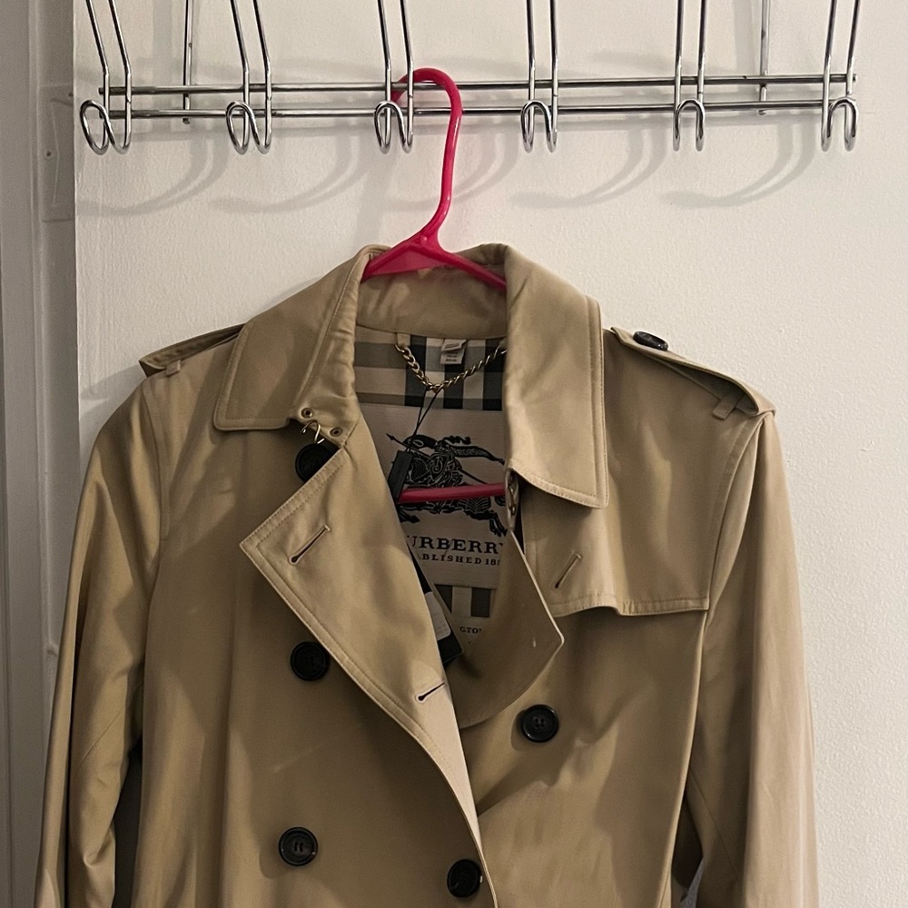 Burberry Short Kensington Trench Coat